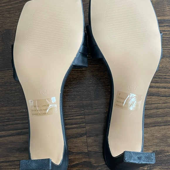 EGO Black and Gold “Link Up” Mule Sandal | US Size 9 - Picture 3 of 7